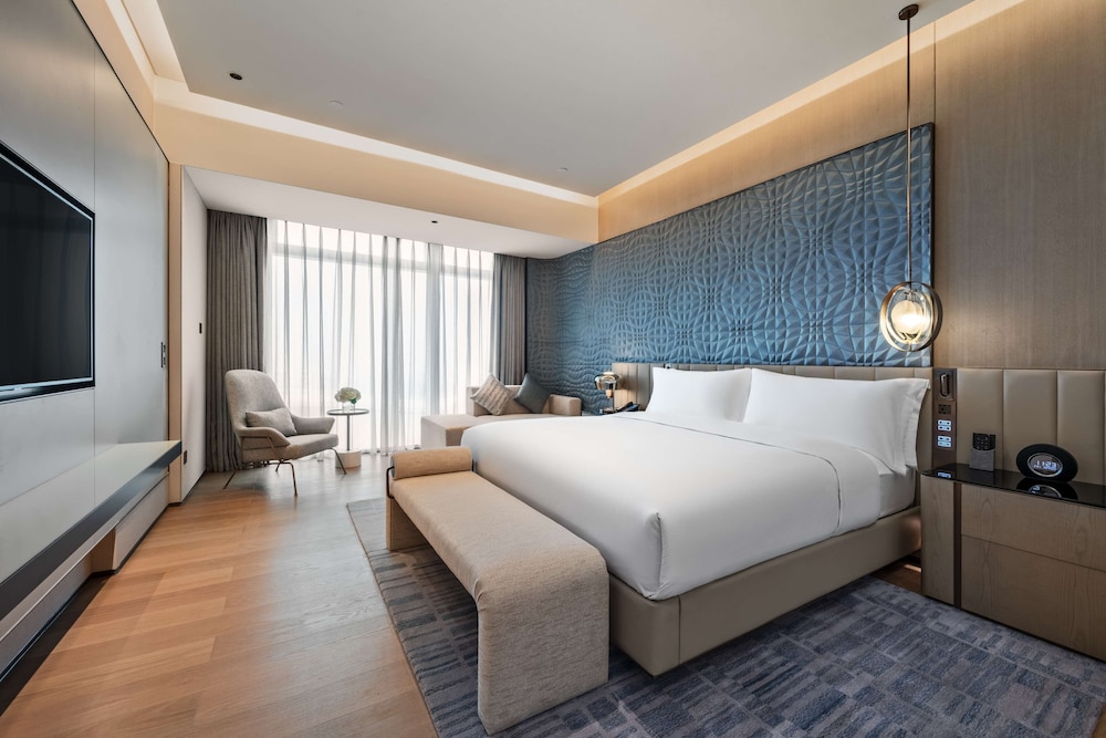 Deluxe Suite, 1 King Bed - Photo 3