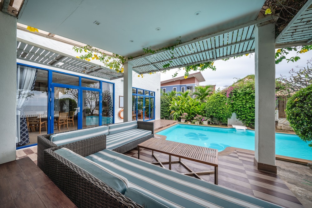 4BR Beachfront Pool Villa - Photo 8