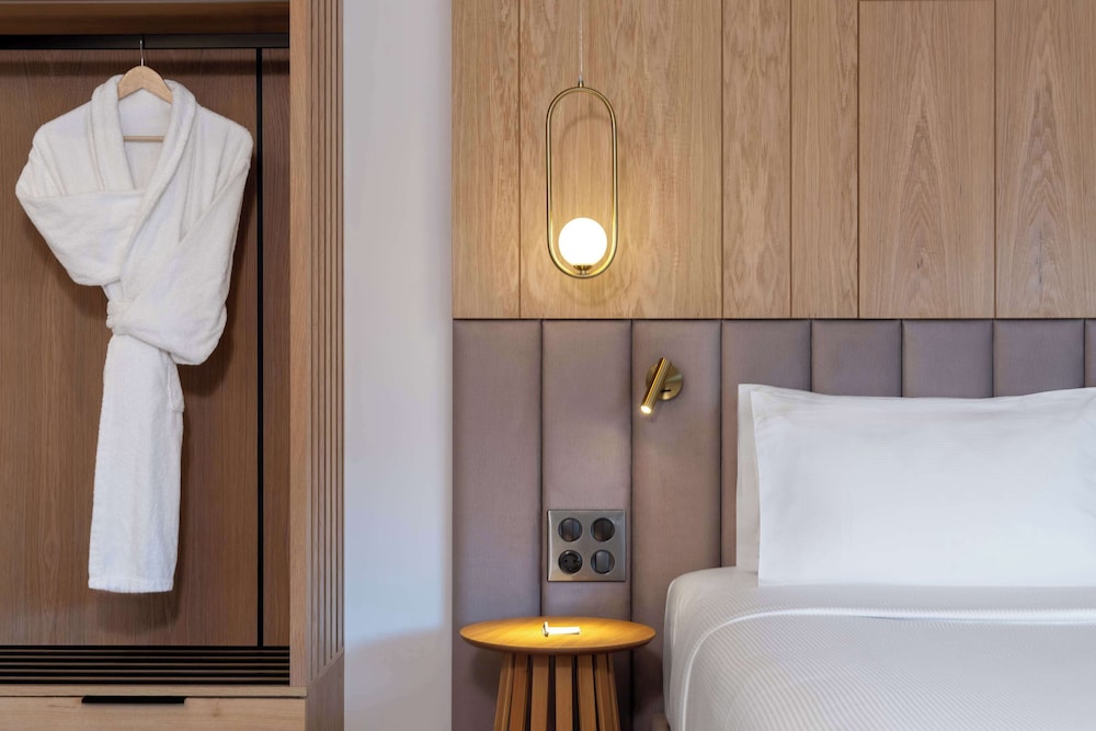 Junior Suite, 1 King Bed thumbnail 6