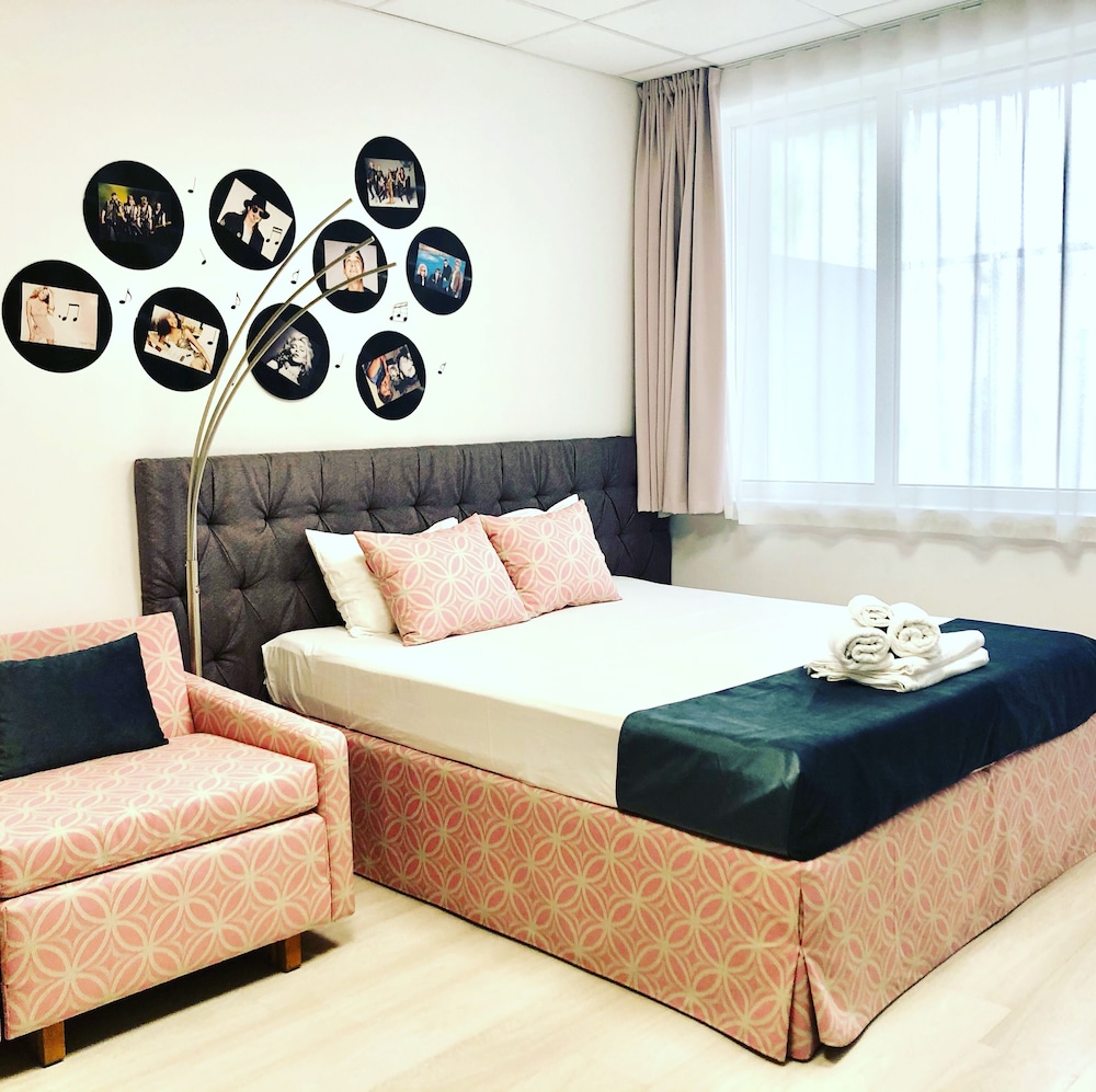Design Studio, 1 King Bed with Sofa bed (Varna, bul. Tzar Osvoboditel 23B) photo 3