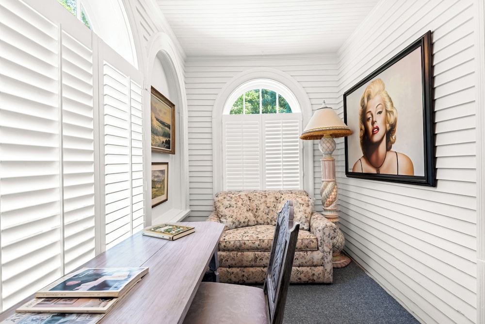 Deluxe Studio Suite photo 3