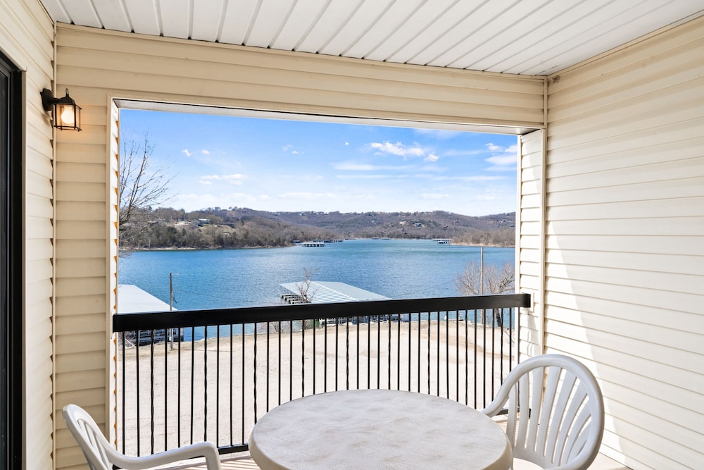 1 - BD Lakefront Luxury Suite Unit 310