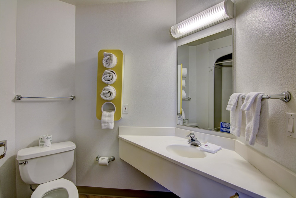 Standard Room, 1 Queen Bed, Non Smoking, Refrigerator & Microwave - Photo 8