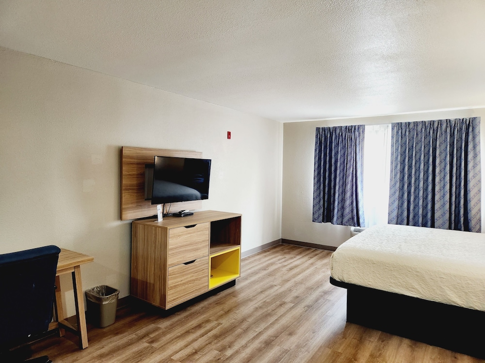 Suite, Non Smoking (2 King Beds) - Photo 8
