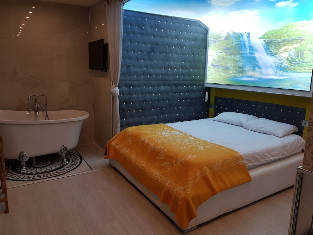 Romantic Double Room, 1 Queen Bed, Bathtub, Mountain View