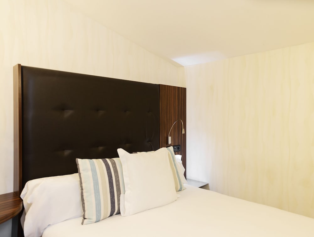 Basic Double Room Single Use, Courtyard View photo 3