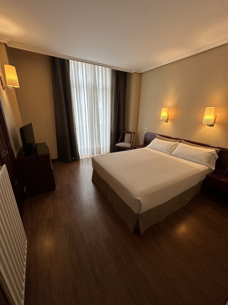 Standard Double or Twin Room - Photo 9