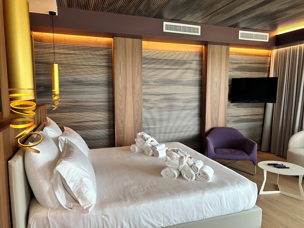 Junior Suite, Hot Tub, Partial Lake View - Photo 7