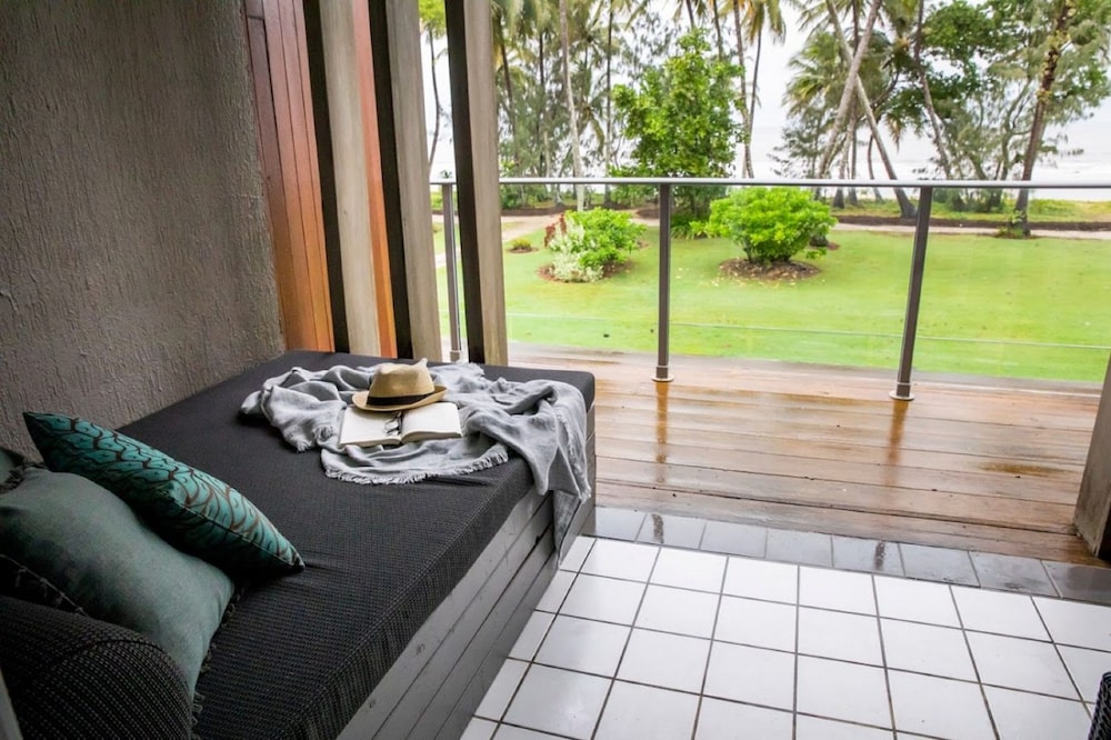 Beachfront Coral Sea Resort Room photo 2