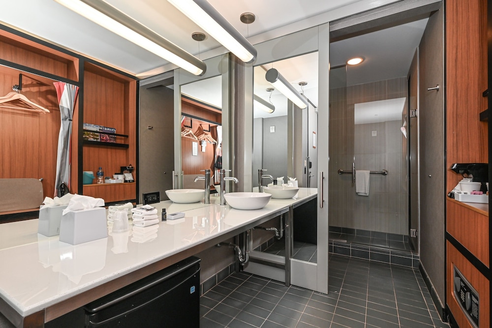 Room, 1 King Bed (Mobility/Hearing Accessible, Tub) - Photo 6