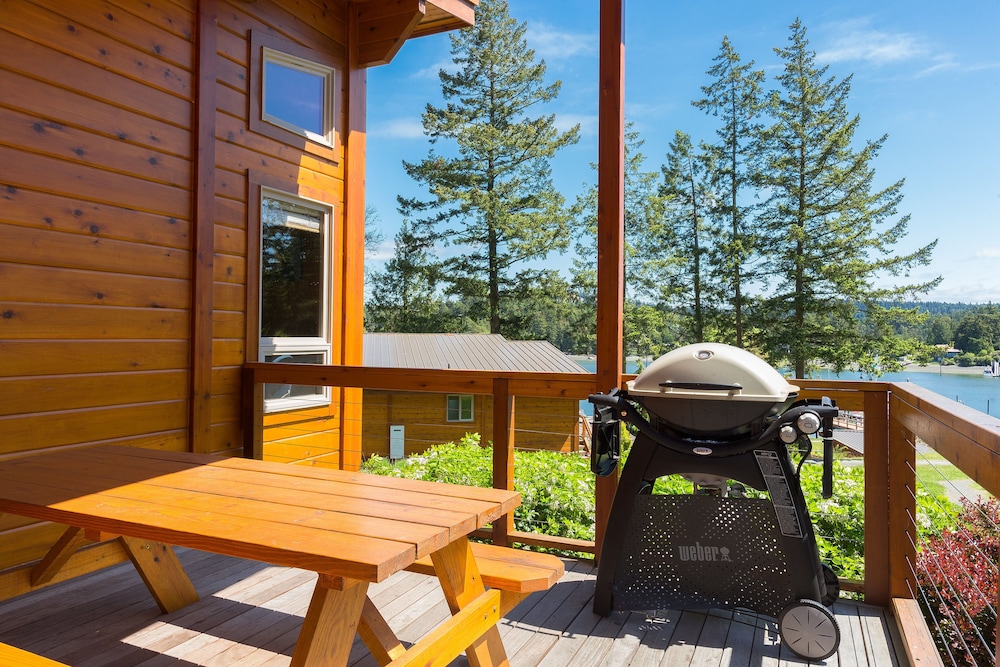 Luxury 2 Bedroom Cabin, King Beds, Harbor View photo 3