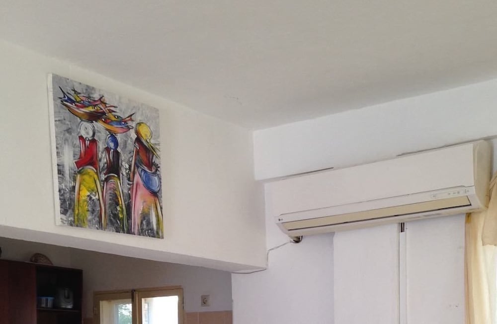 Economy Room, Corner photo 2