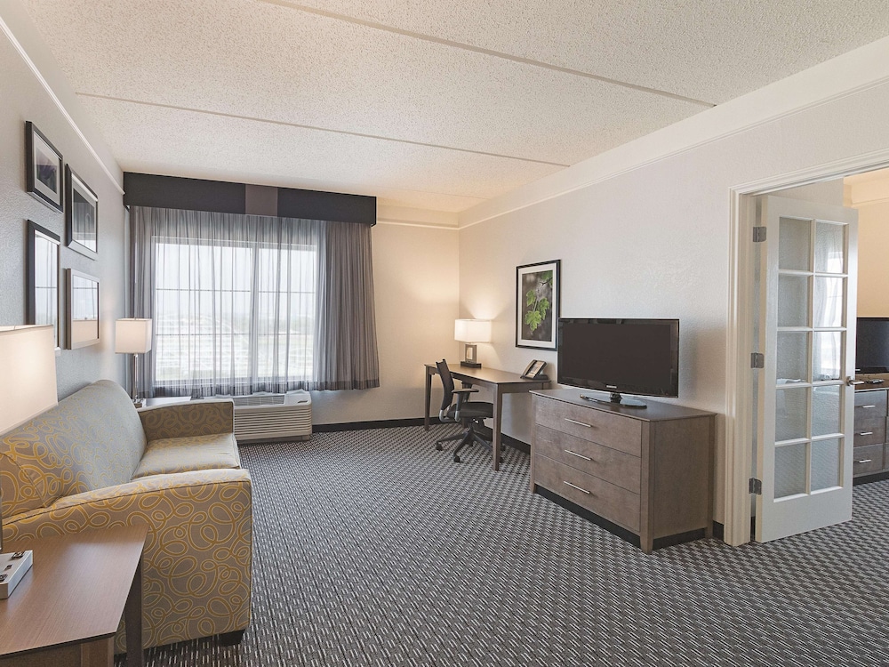 Deluxe Suite, 1 King Bed, Non Smoking (Deluxe Family Room, Park/Pool View) photo 1