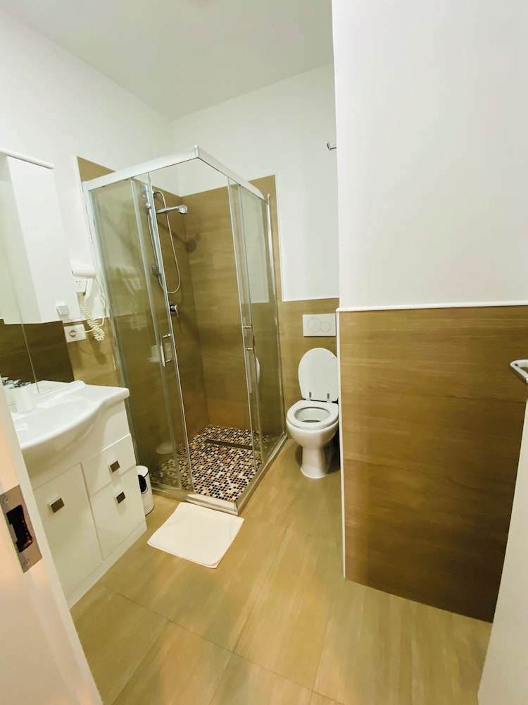 Standard Triple Room, Private Bathroom photo 2
