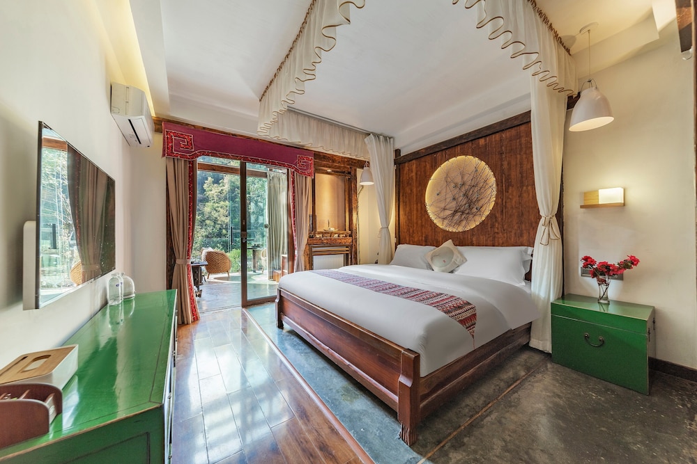 Waterfront Mountain View Deluxe King Room with Balcony and Bathtub photo 1
