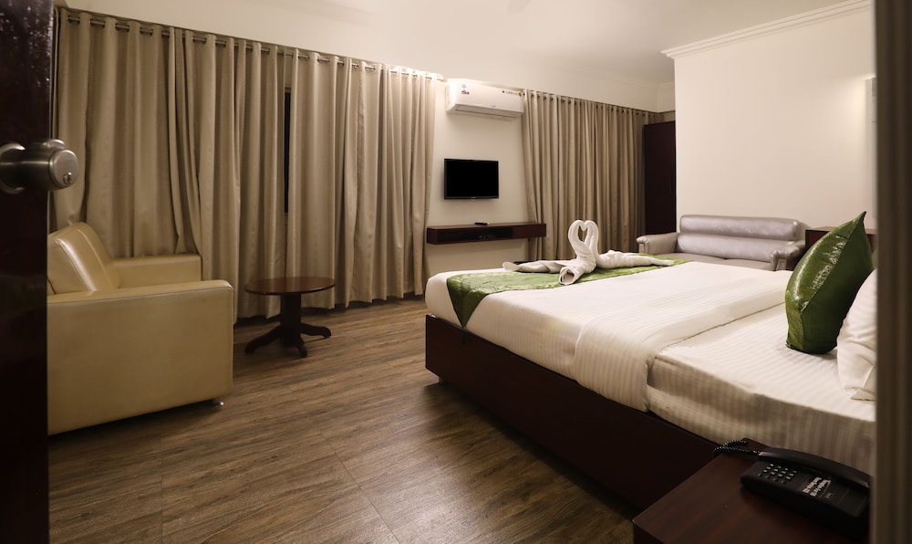 Premium Room, 1 King Bed, Smoking photo 3