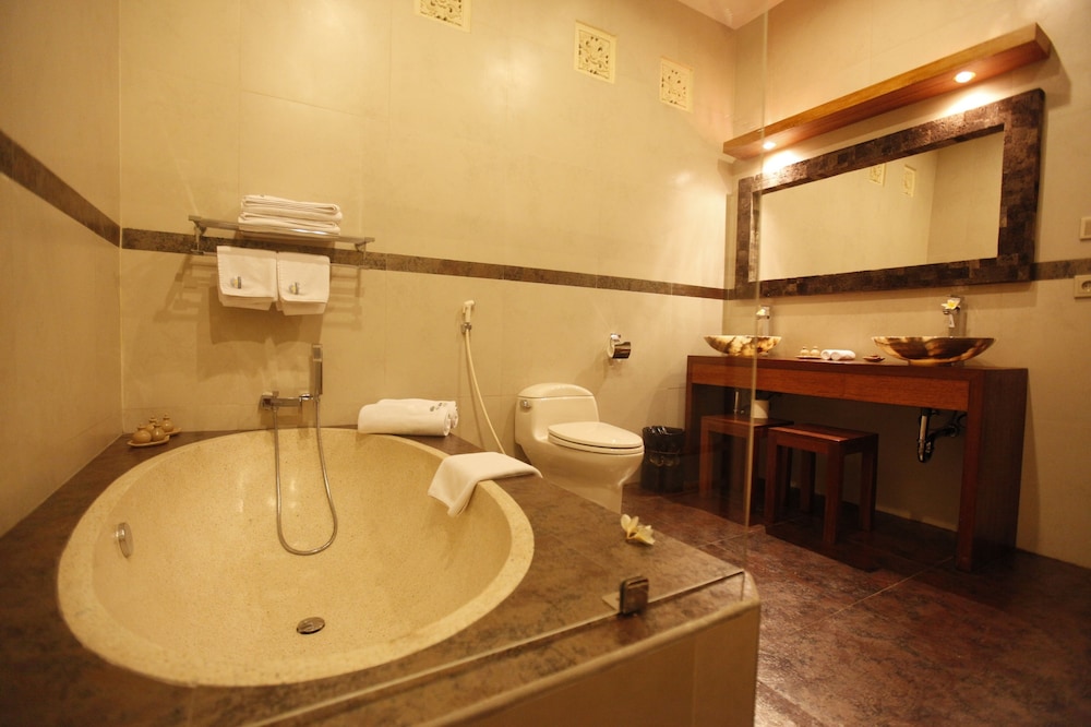 Suite, 2 Bedrooms - Photo 7