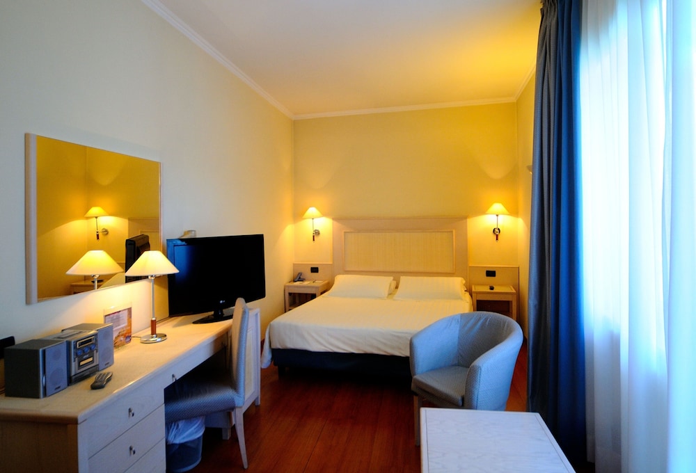 Superior Room, 1 King Bed thumbnail 5