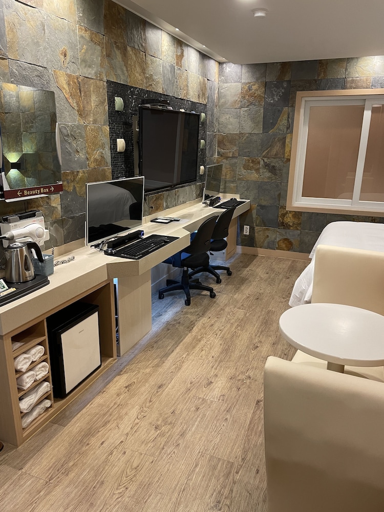 Couple PC Room