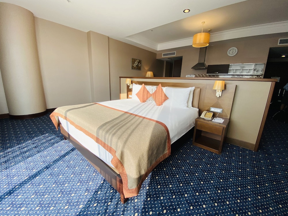 Comfort Studio, 1 King Bed photo 2