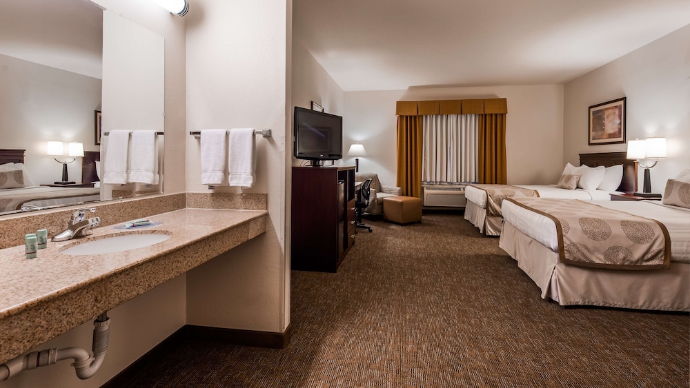 Standard Room, 2 Queen Beds, Non Smoking, Refrigerator & Microwave - Photo 1