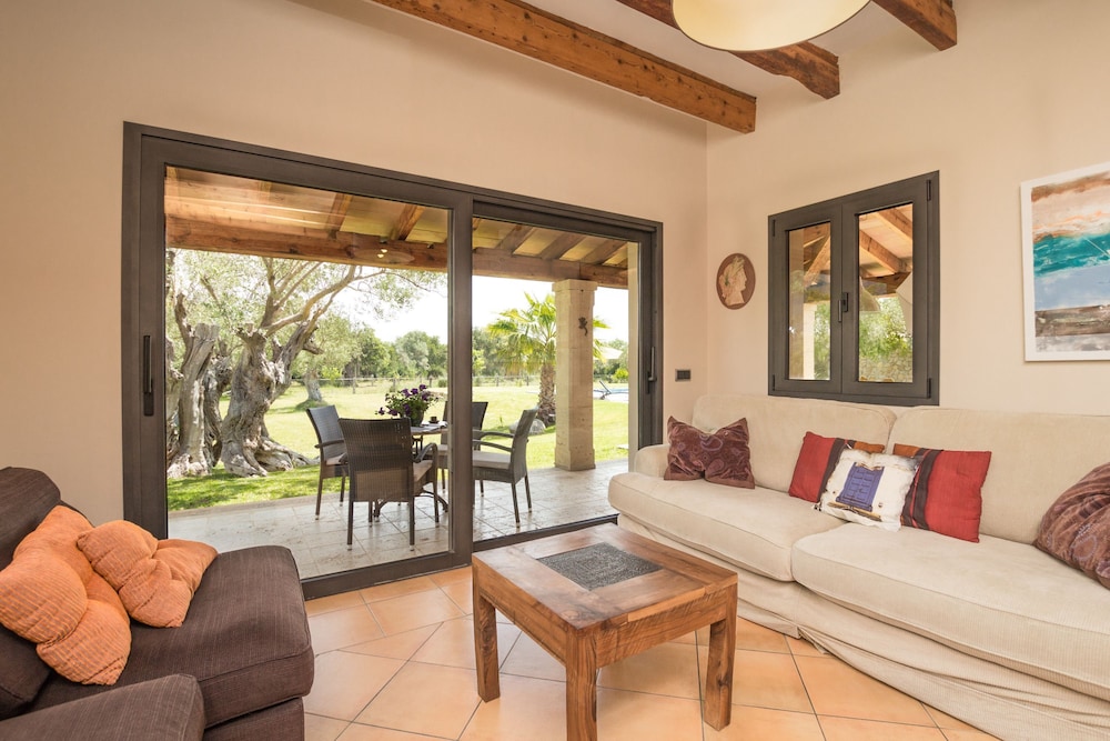 Villa photo 2