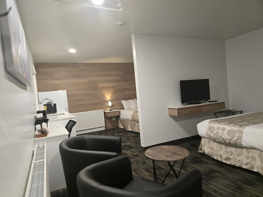 Family Suite, 2 Queen Beds, Kitchenette photo 2