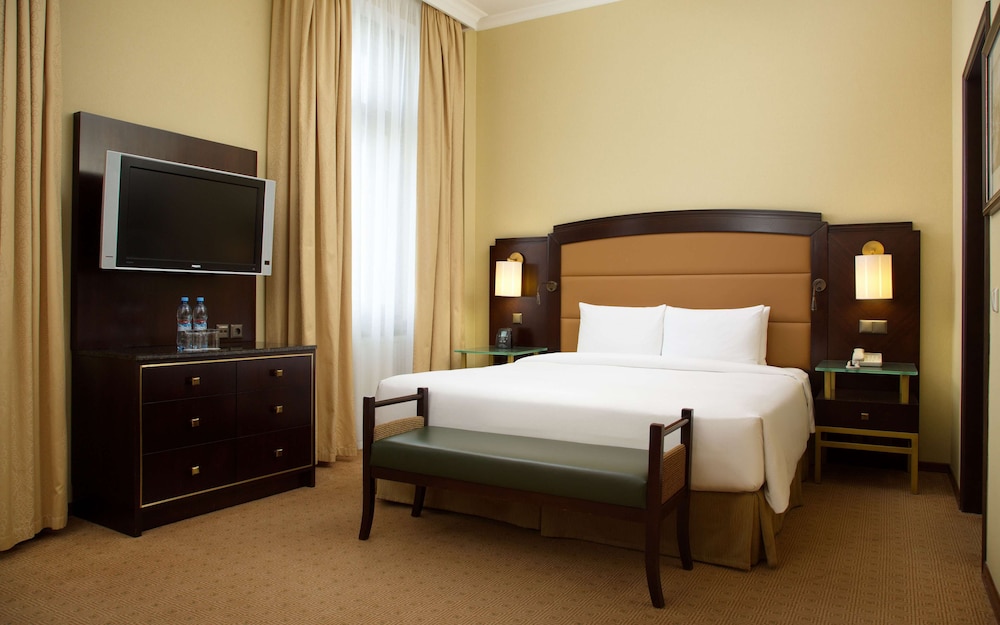 Deluxe Room, 1 King Bed photo 3