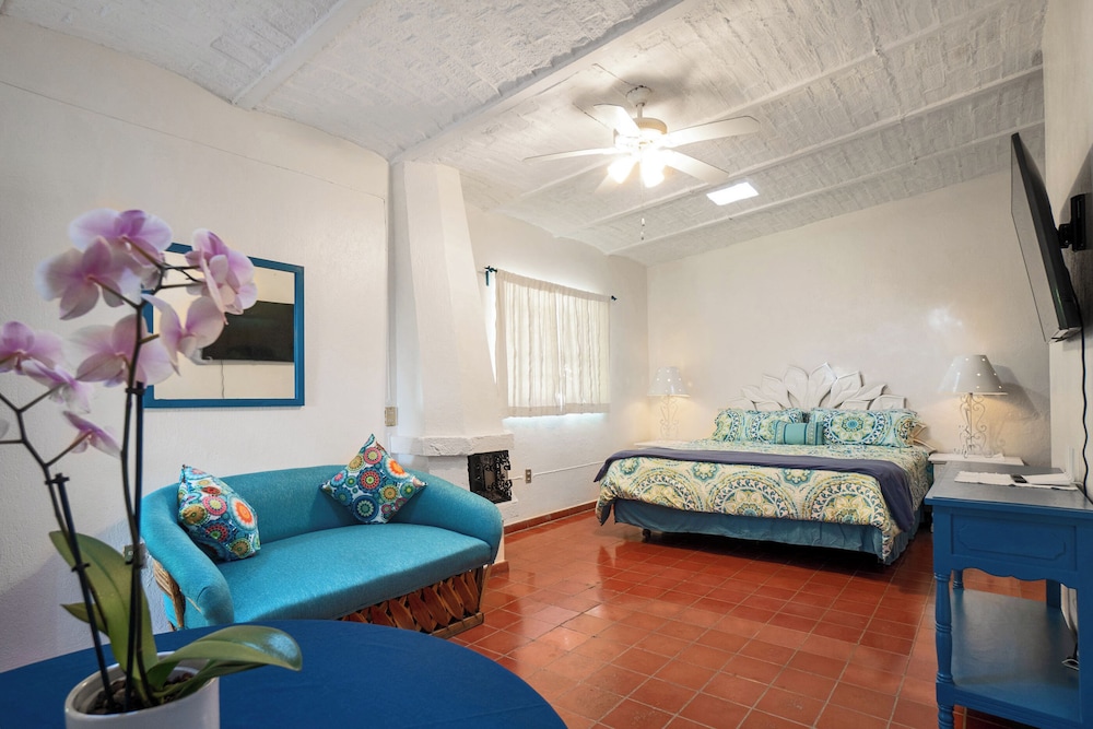 Aquamarine King Suite