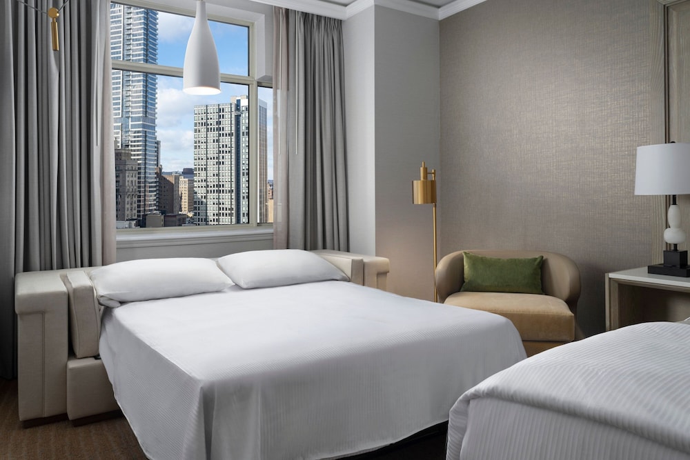 Grand Room, 1 King Bed with Sofa bed - Photo 2
