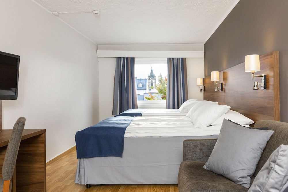 Family Room, 2 Double Beds, Non Smoking (Standard) photo 3