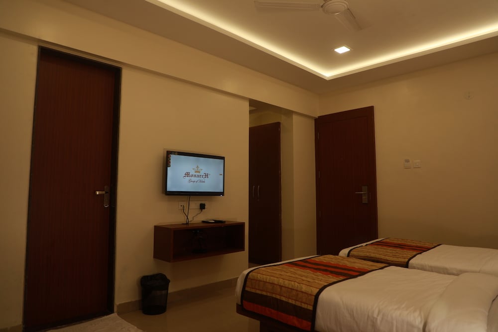 Deluxe Twin Room with Balcony - Photo 14