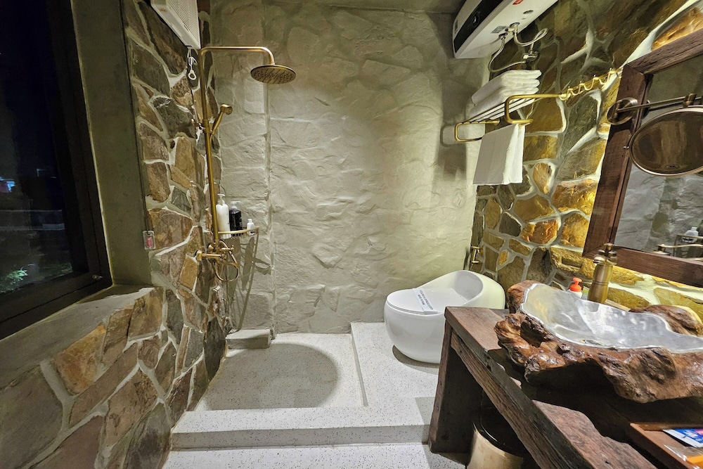 Deluxe Queen Room - Photo 23