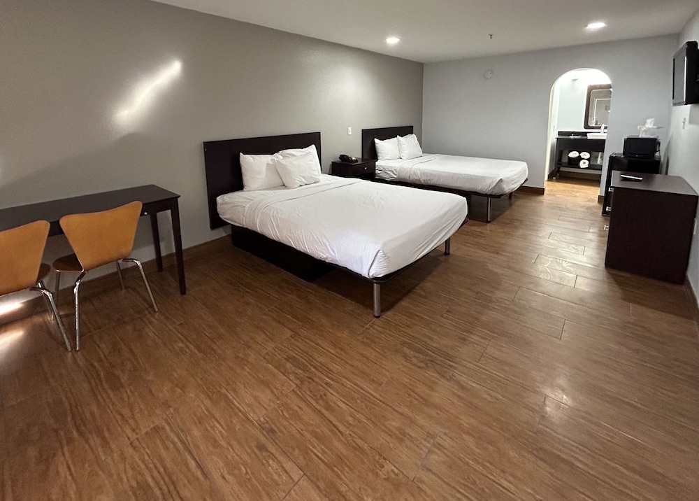 Deluxe Room, 2 Queen Beds, Non Smoking, Refrigerator & Microwave - Photo 4