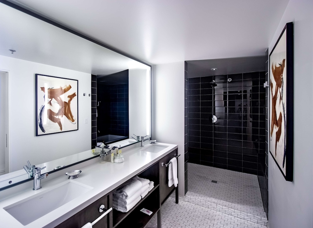 Standard Room, 1 King Bed, Non Smoking (Walk-in Shower) - Photo 5