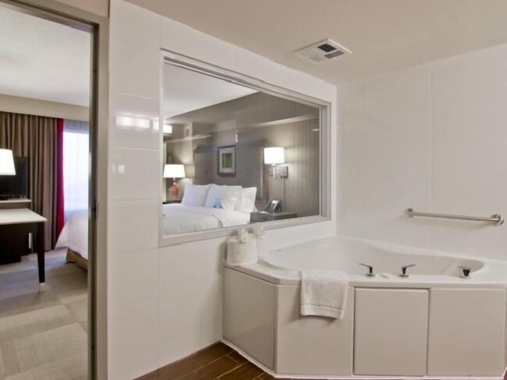 Studio Suite, 1 King Bed, Non Smoking, Microwave photo 2