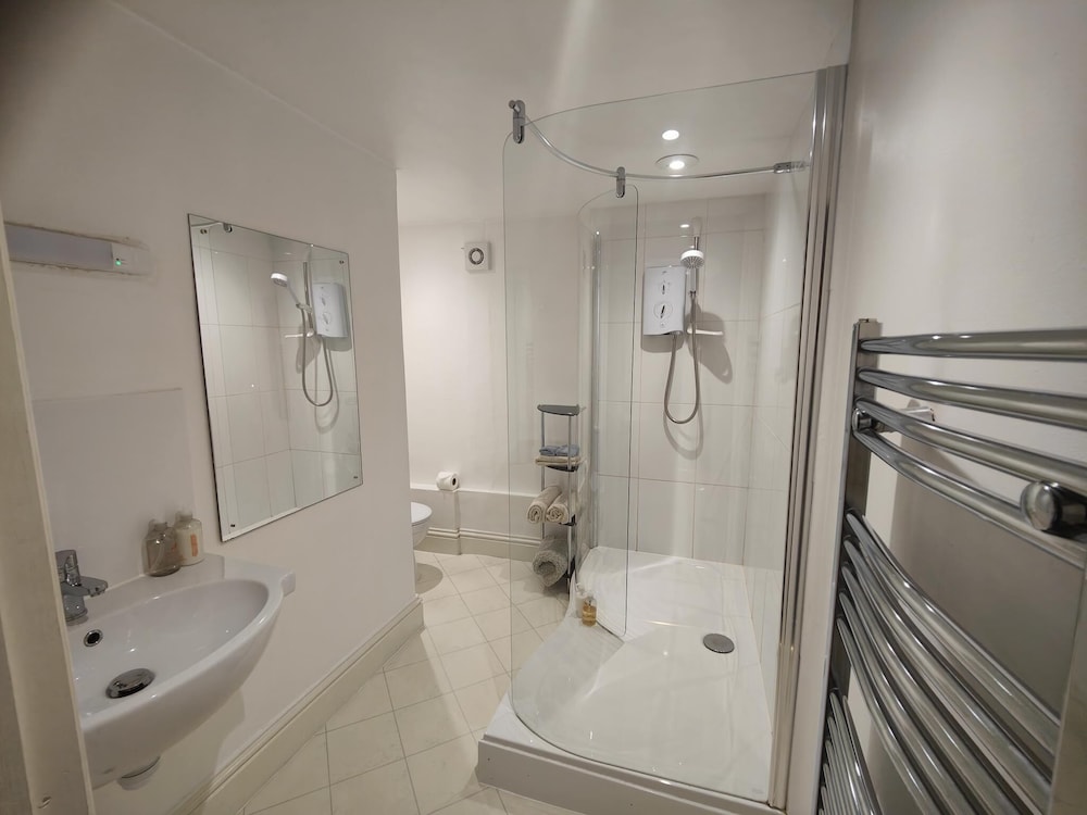 Suite, Ensuite photo 3