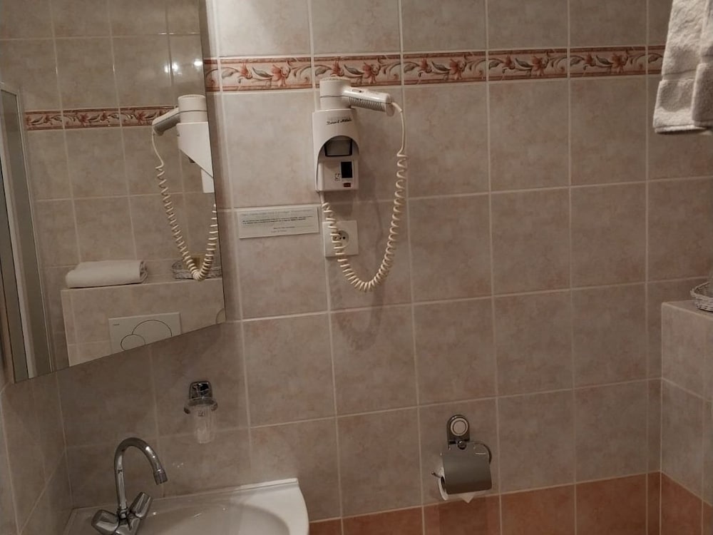 Classic Double Room, Private Bathroom - Photo 7