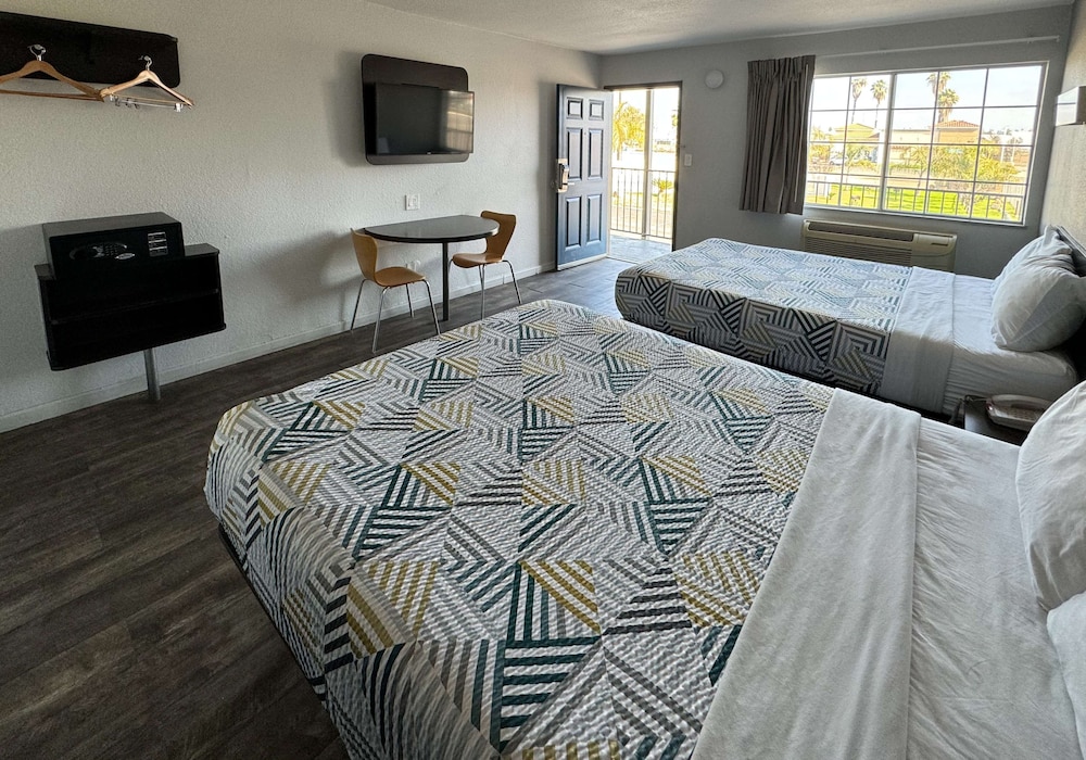 Deluxe Room, 2 Queen Beds, Non Smoking, Refrigerator & Microwave - Photo 1