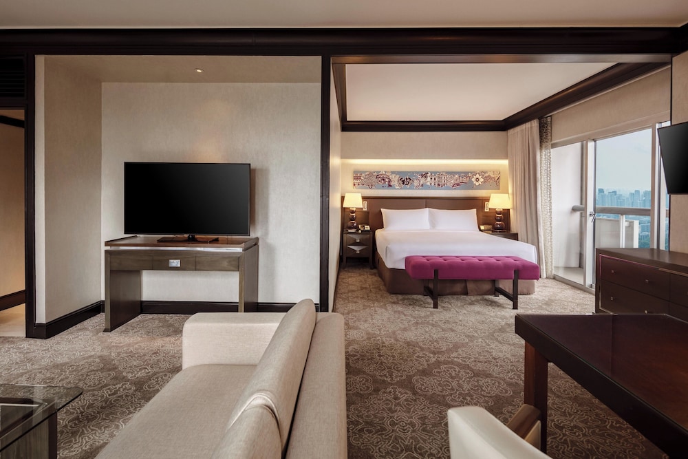Signature Suite, 1 King, Corner Room with 2 Balconies