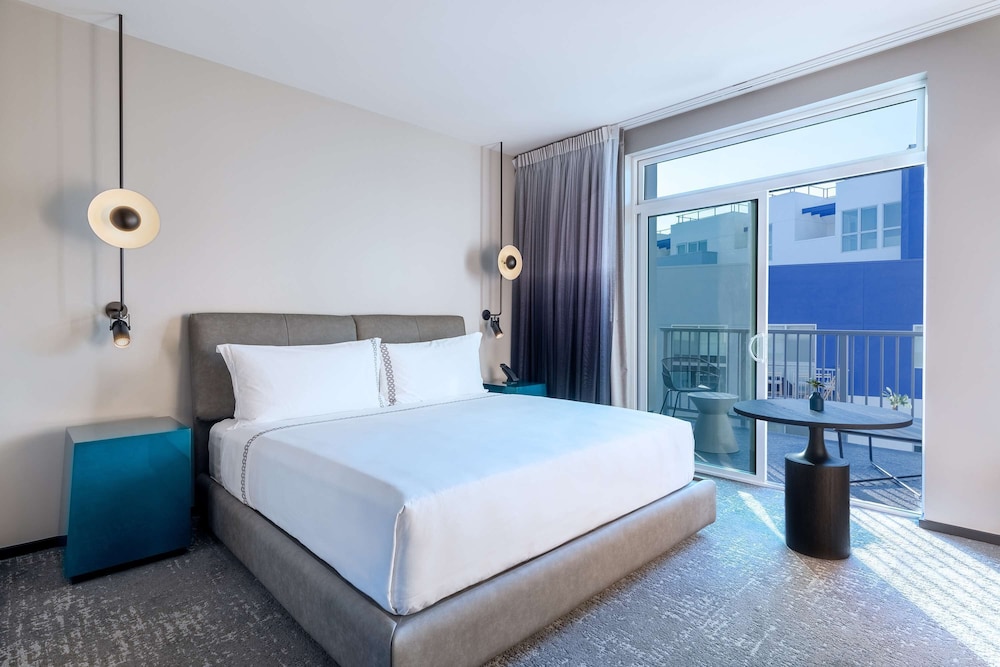 Room, 1 King Bed, Balcony - Photo 2