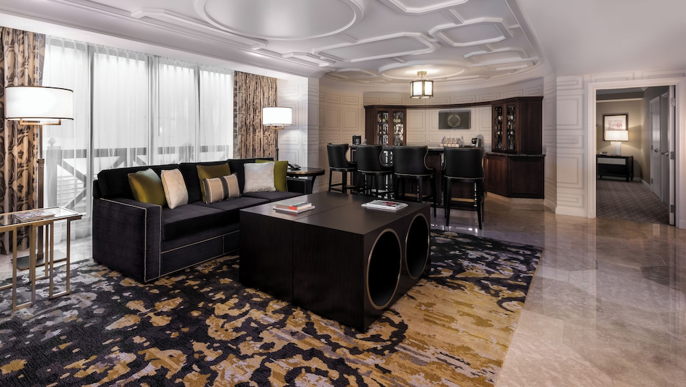 Julius Signature Suite, 1 King - Photo 3