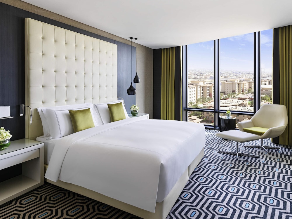 Business Suite, 1 Queen Bed with Sofa bed