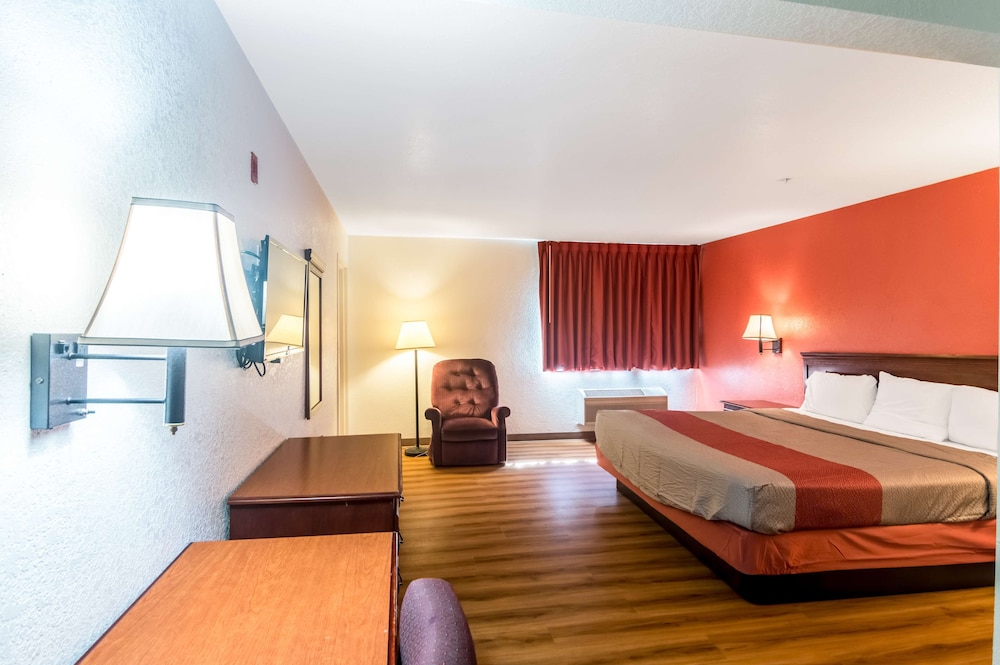 Standard Room, 1 King Bed, Smoking - Photo 7