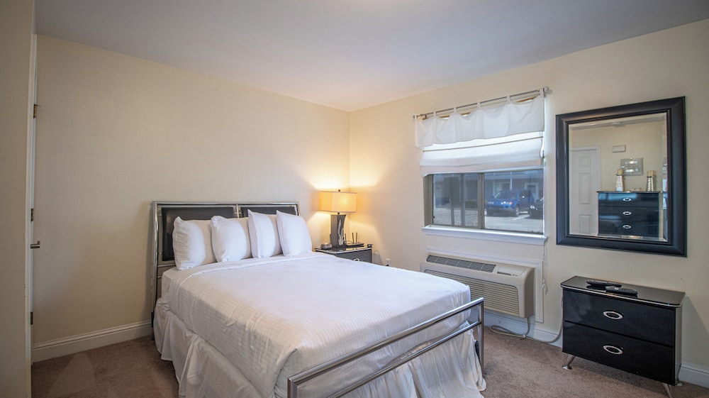 Condo, 1 Queen Bed, Kitchen photo 3