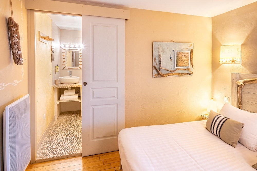 Single Room, Private Bathroom