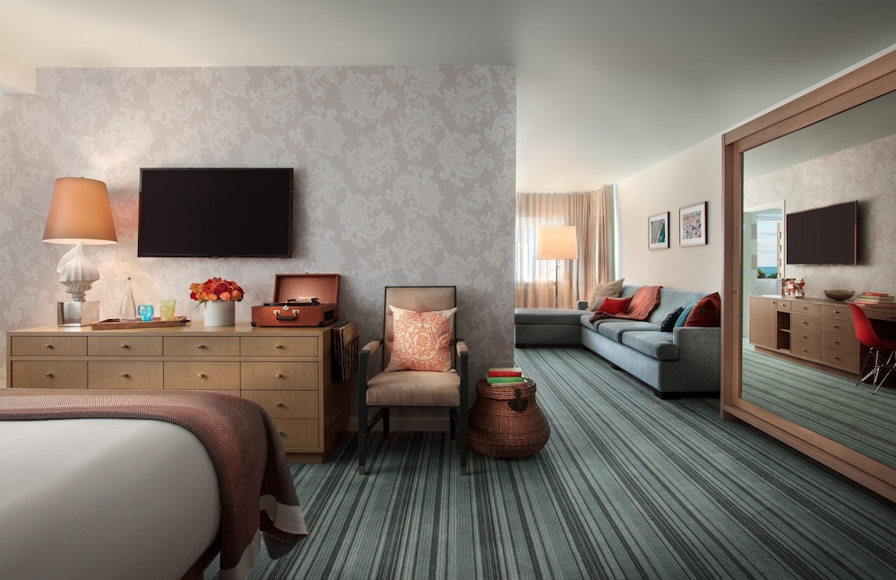 Deluxe Suite, 1 King Bed, Bathtub, City View