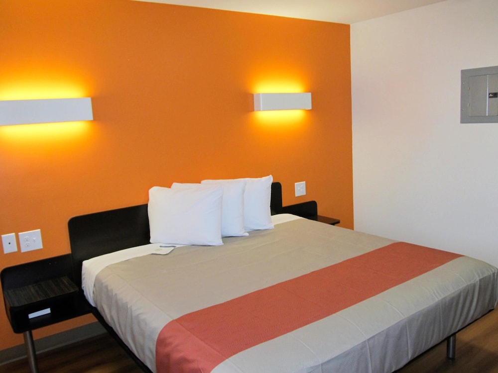 Deluxe Suite, 1 King Bed, Non Smoking, Kitchenette photo 2