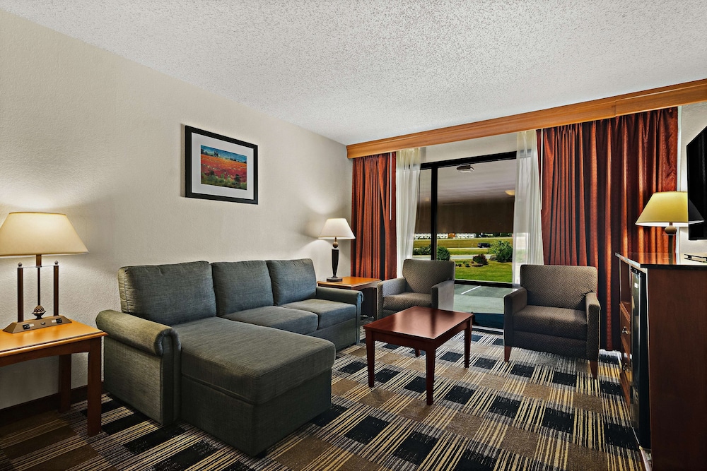 Suite, 1 King Bed, Non Smoking, Refrigerator & Microwave (Shower Only) photo 2