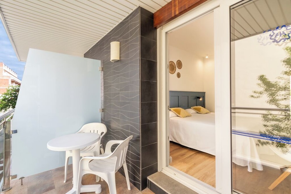 Standard Triple Room, City View - Photo 7